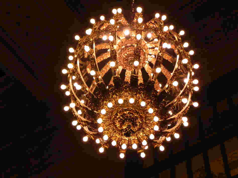 The terminal's lighting consists of bare bulbs, rather than ornate fixtures, as a way of showing off its forward-thinking use of electricity over gas.