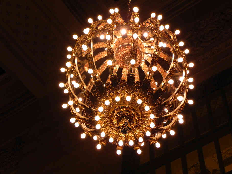 The terminal's lighting consists of bare bulbs, rather than ornate fixtures, as a way of showing off its forward-thinking use of electricity over gas.