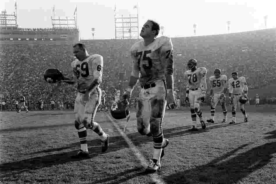Sherrill Headrick, Jerry Mays and other Kansas City players.
