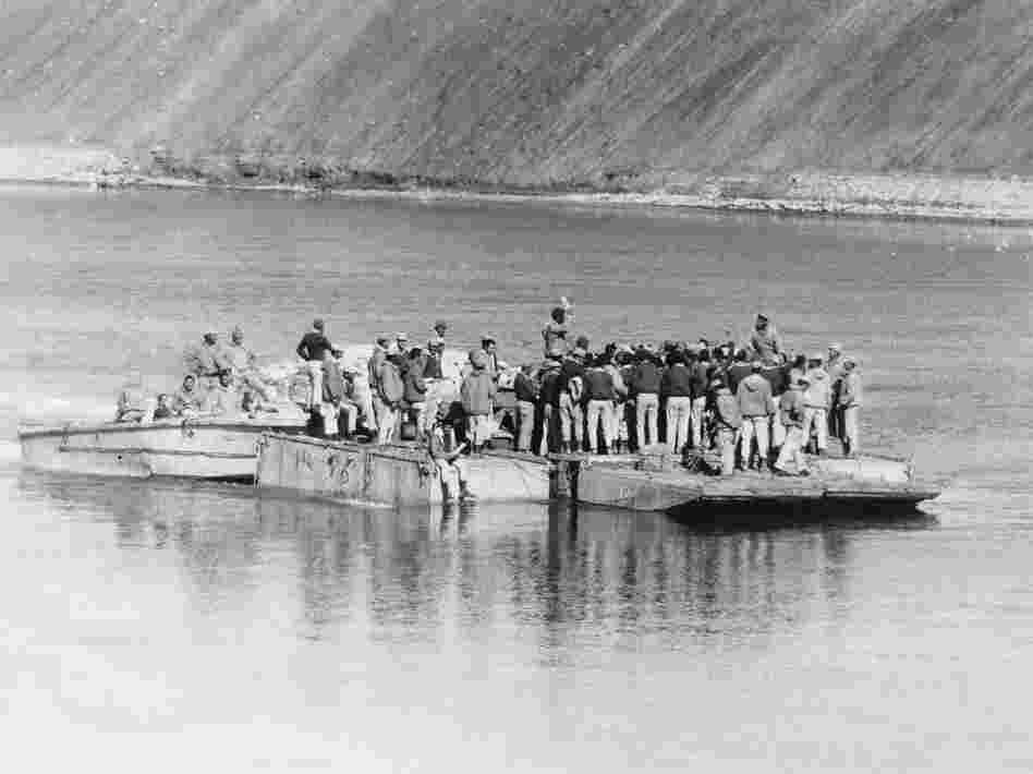 Egyptian soldiers cross to the eastern side of the Suez Canal during the 1973 war. Egyptian forces initially broke through the Israeli forces on that side of the canal.