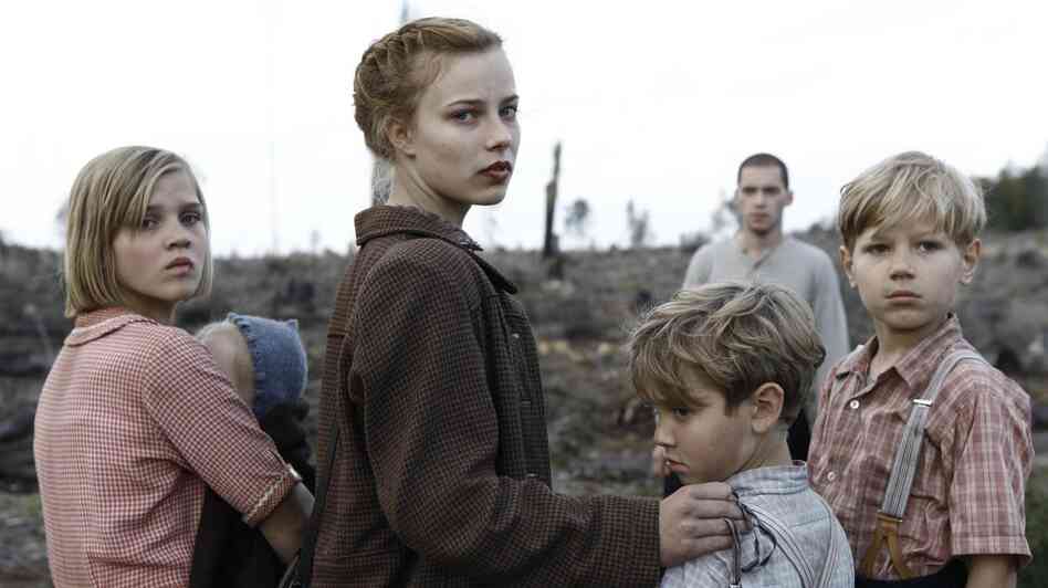 A band of virtually orphaned children (Nele Trebs, Mika Seidel, Andre Frid and Saskia Rosendahl) trek through southern Germany seeking shelter — and answers — at the end of World War II. A band of virtually orphaned children (Nele Trebs, Mika Seidel, Andre Frid and Saskia Rosendahl) trek through southern Germany seeking shelter — and answers — at the end of World War II.