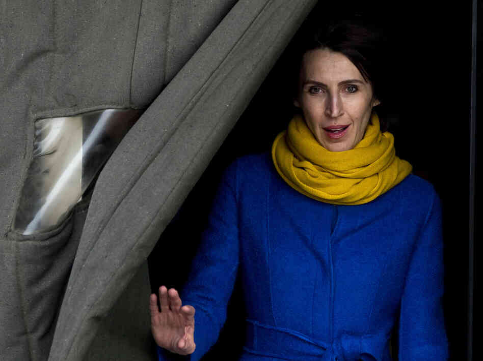 Lee, the American wife of "Crazy English" founder Li Yang, leaves court after a session for her divorce trial in Beijing last March. Earlier this month, she was granted a divorce, as well as a restraining order against Li.