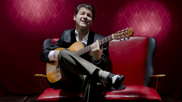 Argentinean singer Lucio Arce plays tango in the classic style.