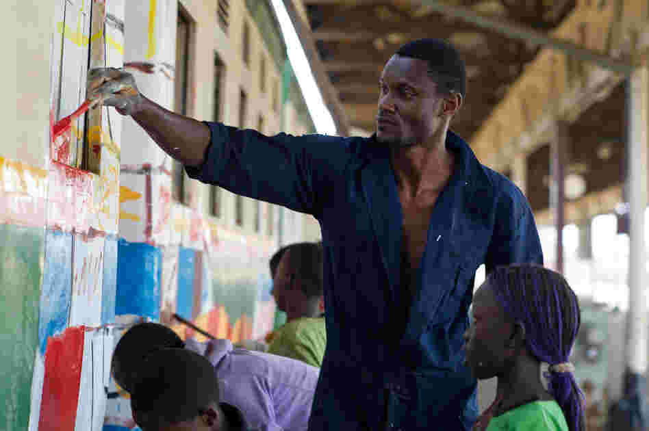Stephen Onyango Owino paints the train with the help of kids from 