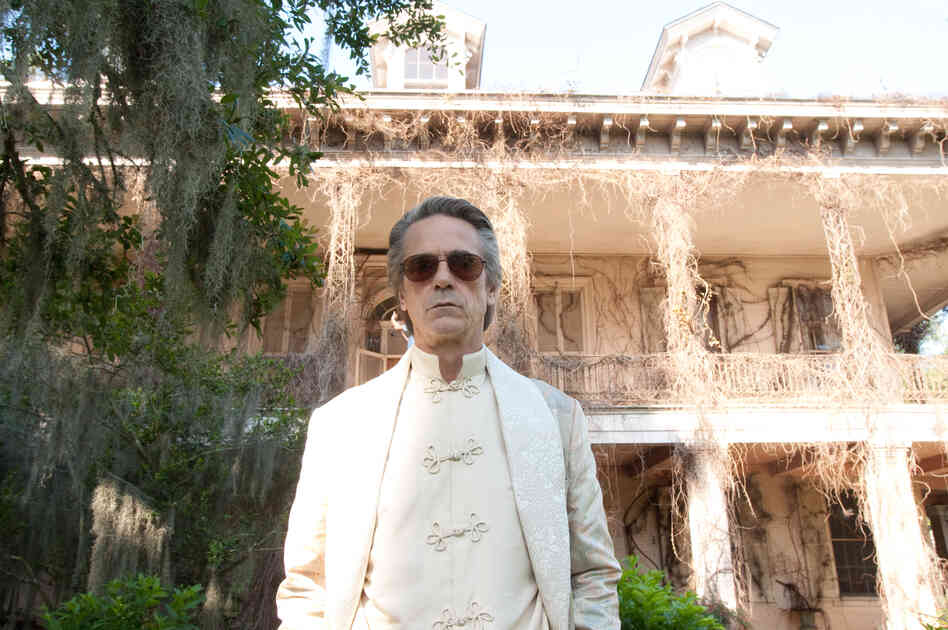 Jeremy Irons has fun with a Southern accent as patriarch Macon Ravenwood in Beautiful Creatures, even if he seems to be in a different film than the young lovers.