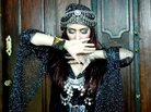 Strict laws made it impossible for the Iranian singer Hani to pursue her dream in her home country. Strict laws made it impossible for the Iranian singer Hani to pursue her dream in her home country.