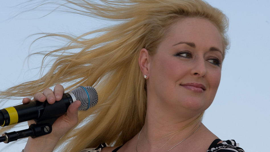 Mindy McCready performing in 2008 in Nashville.