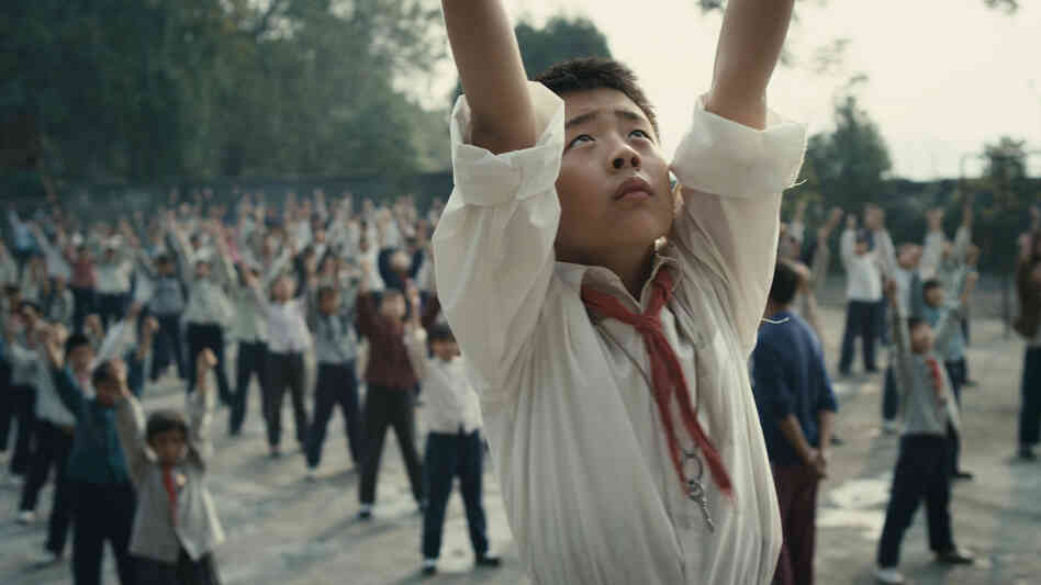 Wang Han (Liu Wenqing) is given the honor of leading his schoolmates in daily calisthenics, but the honor poses hurdles for his struggling family. Wang Han (Liu Wenqing) is given the honor of leading his schoolmates in daily calisthenics, but the honor poses hurdles for his struggling family.