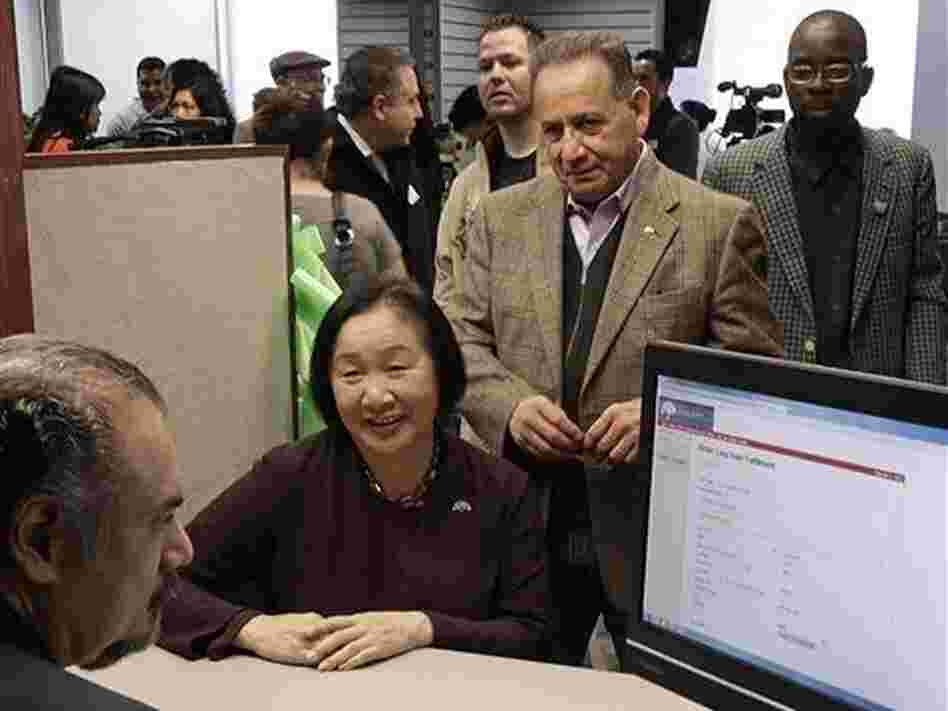 Oakland Mayor Jean Quan (center) and former Oakland Councilman Ignacio De La Fuente are registered for the Oakland City ID Prepaid MasterCard program by Jaime Suriano (left) Feb. 1 in Oakland, Calif. Oakland Mayor Jean Quan (center) and former Oakland Councilman Ignacio De La Fuente are registered for the Oakland City ID Prepaid MasterCard program by Jaime Suriano (left) Feb. 1 in Oakland, Calif.