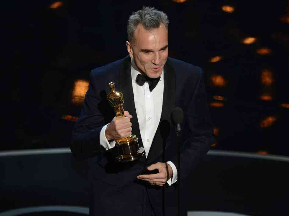 Daniel Day-Lewis accepts the Oscar for best actor in Lincoln.