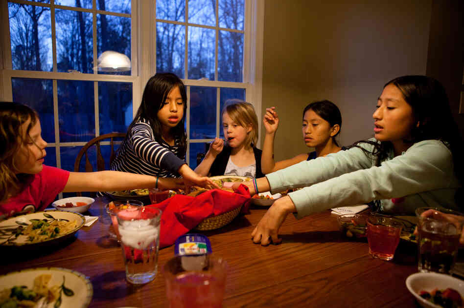 Laura, Celedonia, Anna, Miriam and Anita reach for the bread basket.