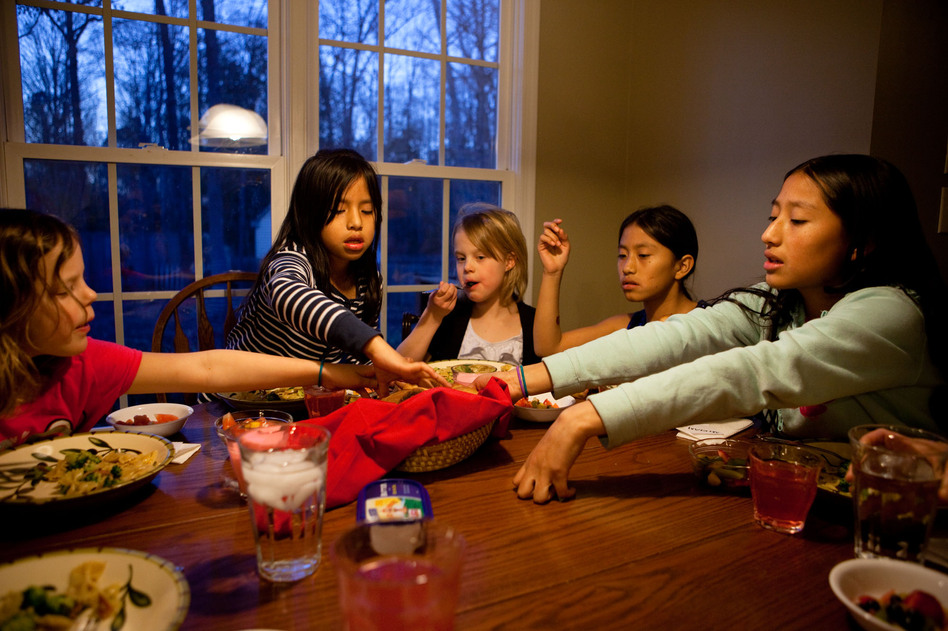 Laura, Celedonia, Anna, Miriam and Anita reach for the bread basket.