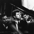 A youthful Van Cliburn, captured mid-concerto. A youthful Van Cliburn, captured mid-concerto.