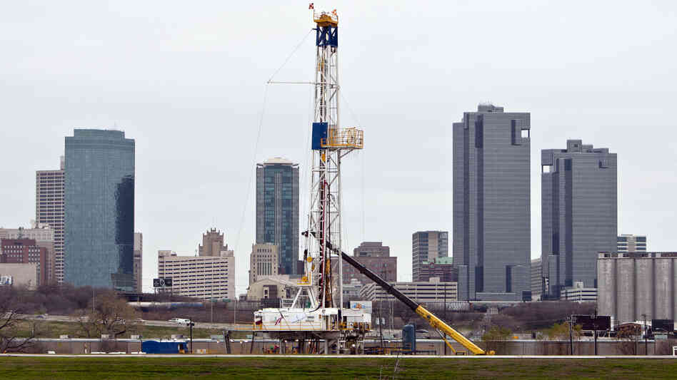 A natural gas drilling rig just east of downtown Fort Worth, Texas. A new decade-long study finds the region's Barnett Shale formation has sufficient gas reserves to last another 25 years.