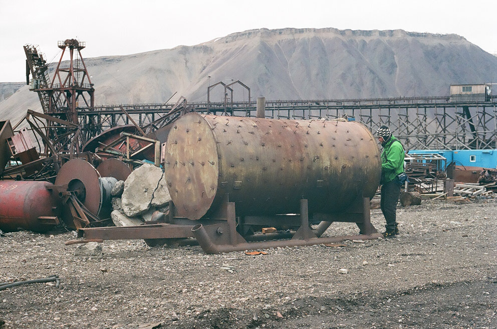 The spike-covered fuel tank that the band taught itself to play. A recording of the tank opens <em>Piramida'</em>s first song, 