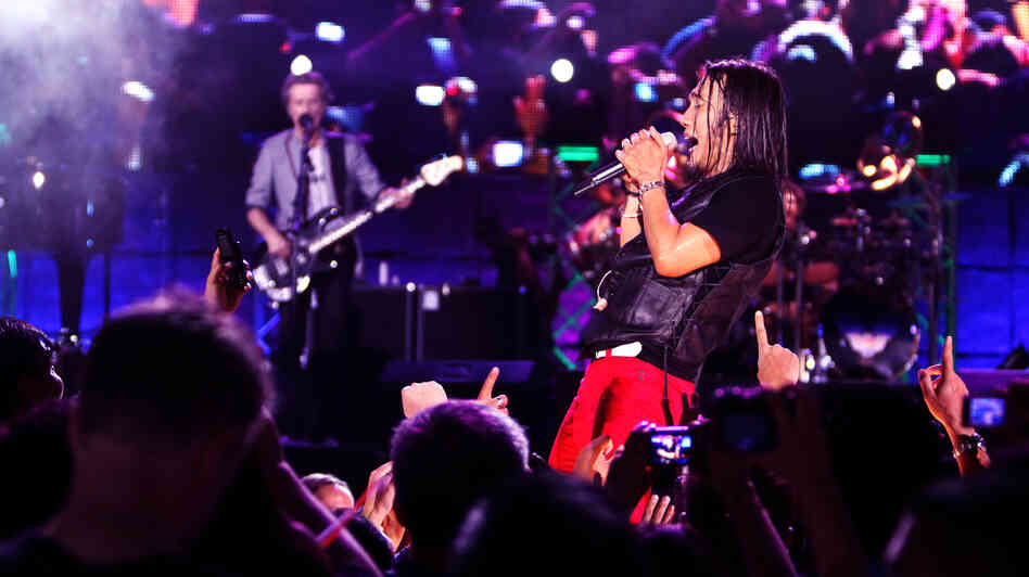 Arnel Pineda's journey from obscurity to international fame as the new frontman for the rock band Journey is the narrative thread that drives Don't Stop Believin': Everyman's Journey. Arnel Pineda's journey from obscurity to international fame as the new frontman for the rock band Journey is the narrative thread that drives Don't Stop Believin': Everyman's Journey.