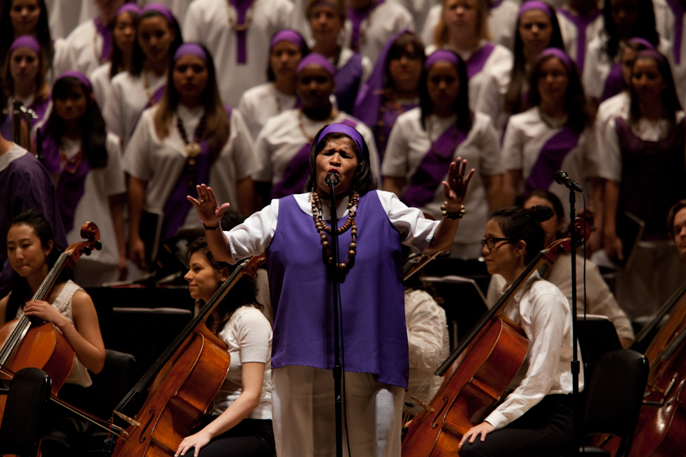 Vocalist Gioconda Cabrera with the local choristers, and the cello section of Orquesta Pasion.
