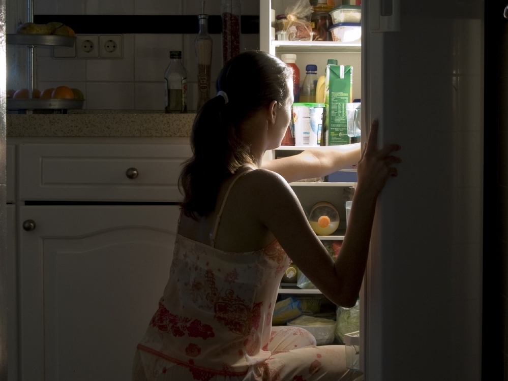 Less sleep equals less self-control when it comes to eating, a new study finds.