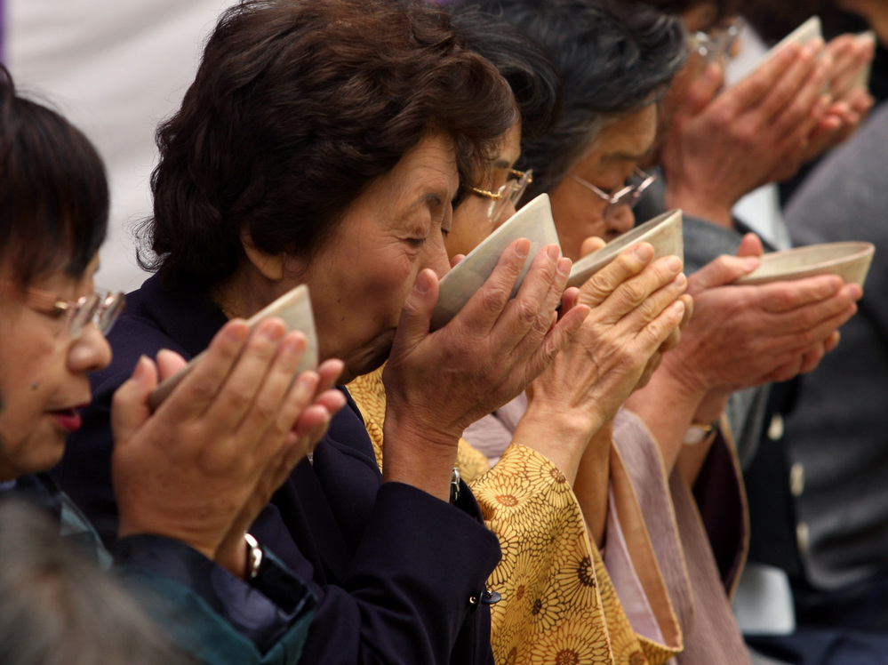 Japanese women drink green tea during an outdoor tea ceremony in Kobe, Japan. Making the brew a daily habit may be protective against stroke.