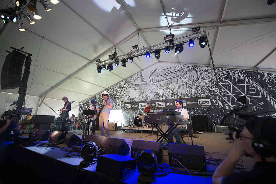 Fader Fort attendees mellow out and sway ever-so-gently to the sweet, sweet psych-rock of Ducktails.