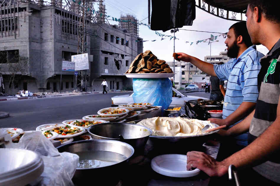 Two men sell foods on the street. In Gaza, home foods are "almost exclusively prepared by women," the authors write. Restaurant food, they write, "is nearly always prepared by men."