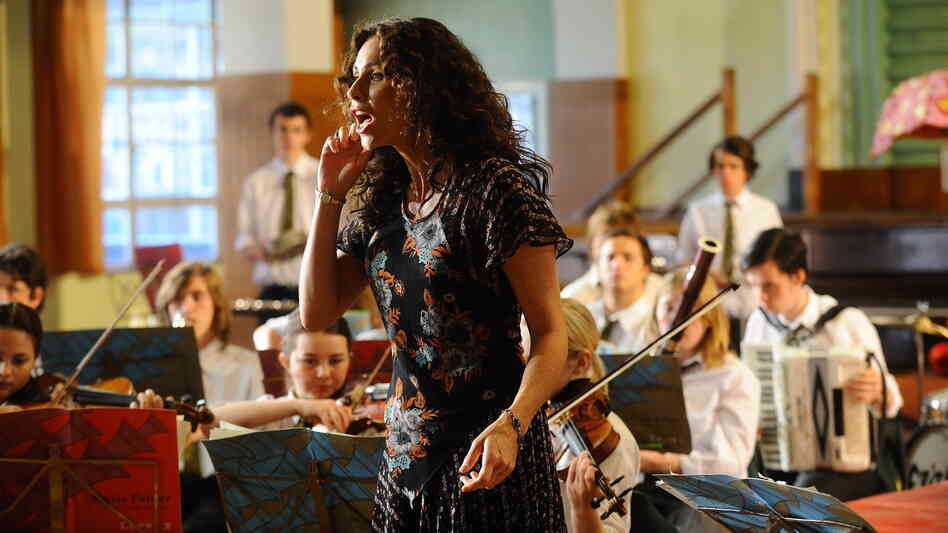 Free-spirited drama teacher Viv (Minnie Driver) hopes to use a summer musical production of The Tempest to give her students a chance to express themselves in Hunky Dory. Free-spirited drama teacher Viv (Minnie Driver) hopes to use a summer musical production of The Tempest to give her students a chance to express themselves in Hunky Dory.