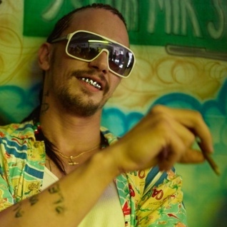 Wanna-be gangsta rapper and drug lord Alien (James Franco) takes the vacationing college students under his wing after they get arrested during their spring break.
