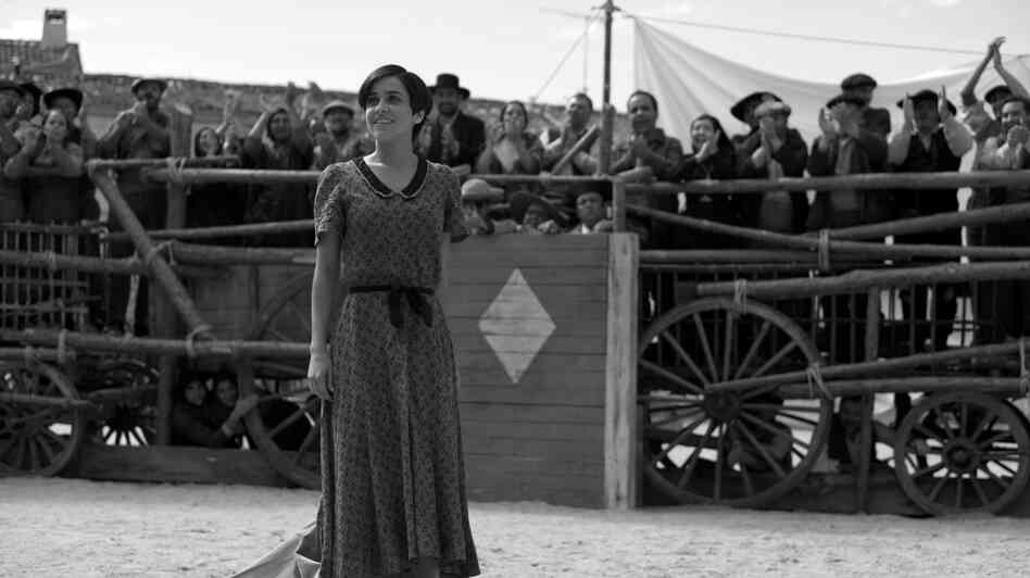 In the role of Snow White, Blancanieves' Carmen (Macarena Garcia) must learn to use the skills of both of her parents — a flamenco diva and a famous matador — to find victory in the arena. In the role of Snow White, Blancanieves' Carmen (Macarena Garcia) must learn to use the skills of both of her parents — a flamenco diva and a famous matador — to find victory in the arena.