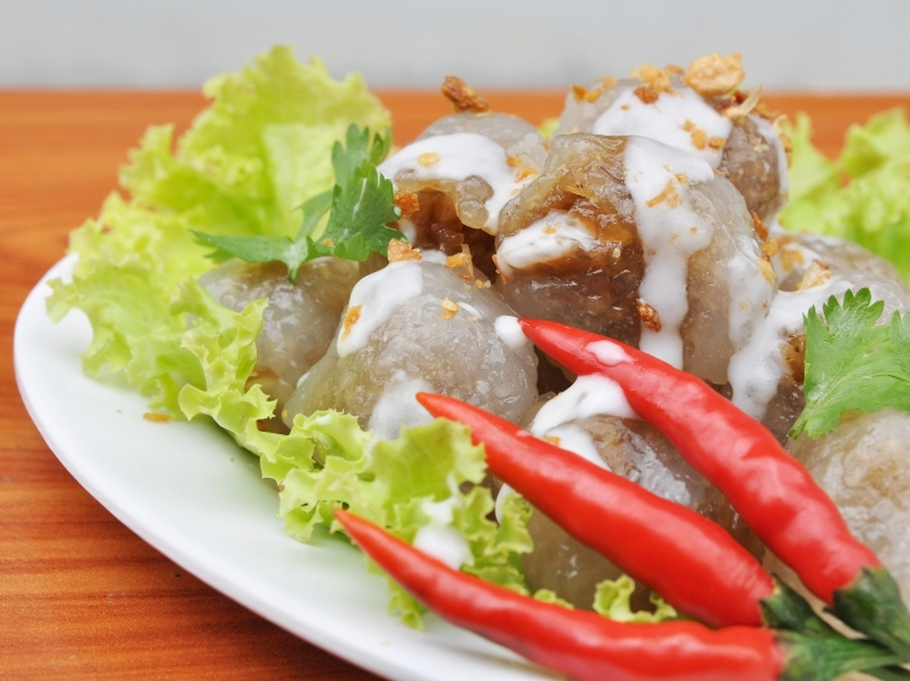 Sago wraps pork in this Thai disk, kanom sago.