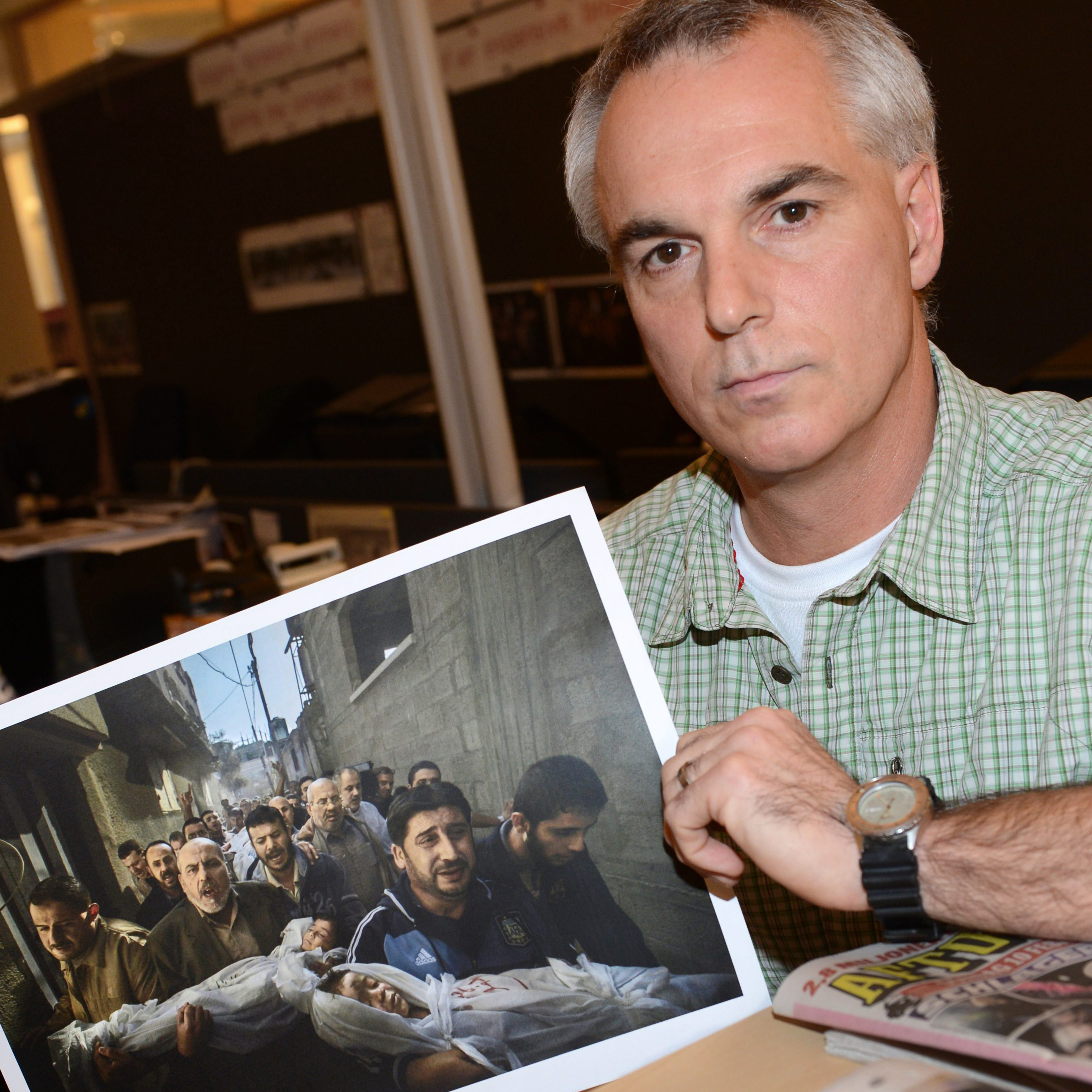Swedish photographer Paul Hansen did not artificially manipulate his prize-winning picture "Gaza Burial," the World Press Photo Foundation said Tuesday. Critics had said the image was a composite of several photos.