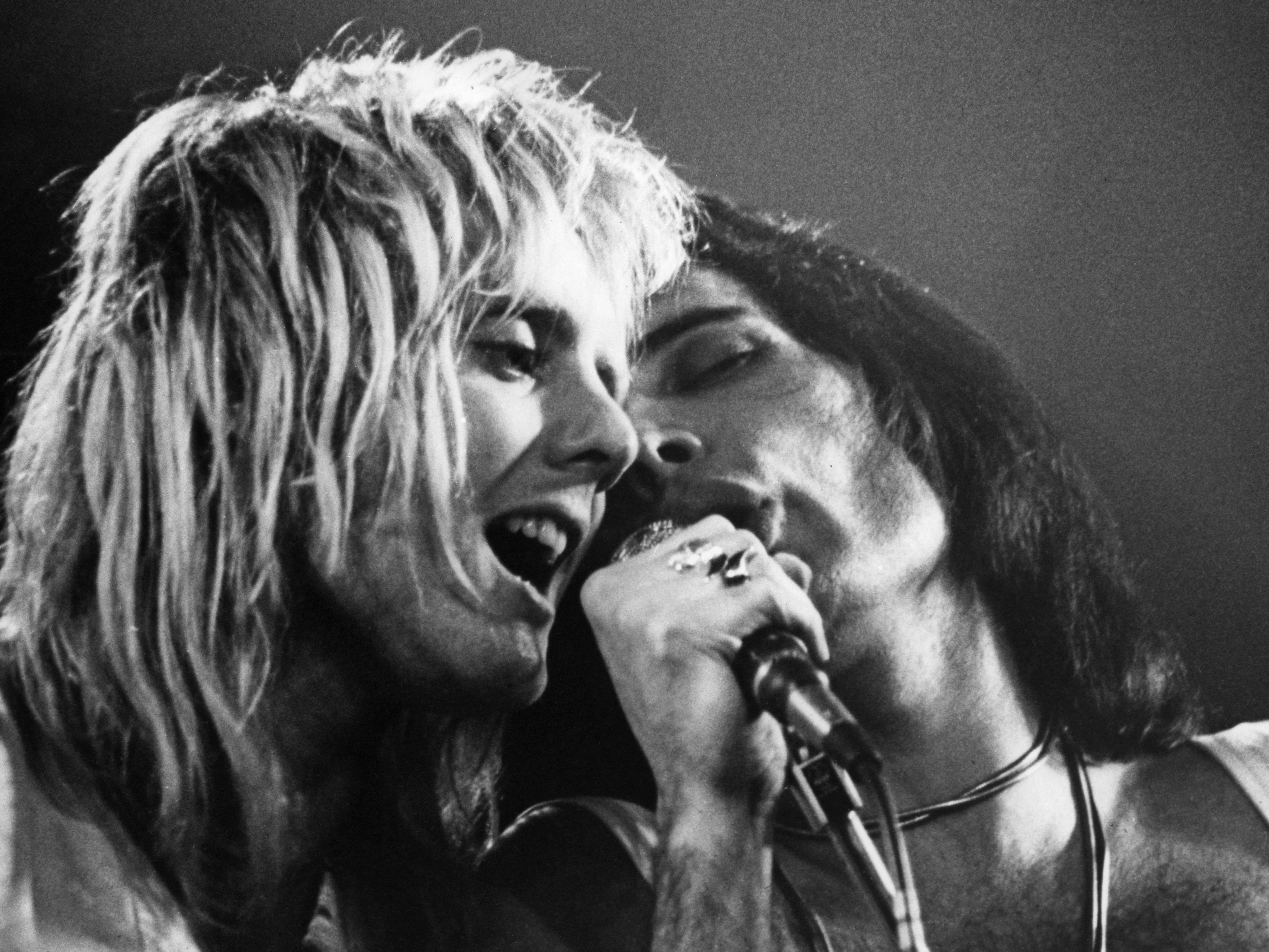 Drummer Roger Taylor and singer Freddie Mercury (1946 - 1991) of the British rock band Queen perform at the Playhouse in Edinburgh, Scotland, 1st September 1976.