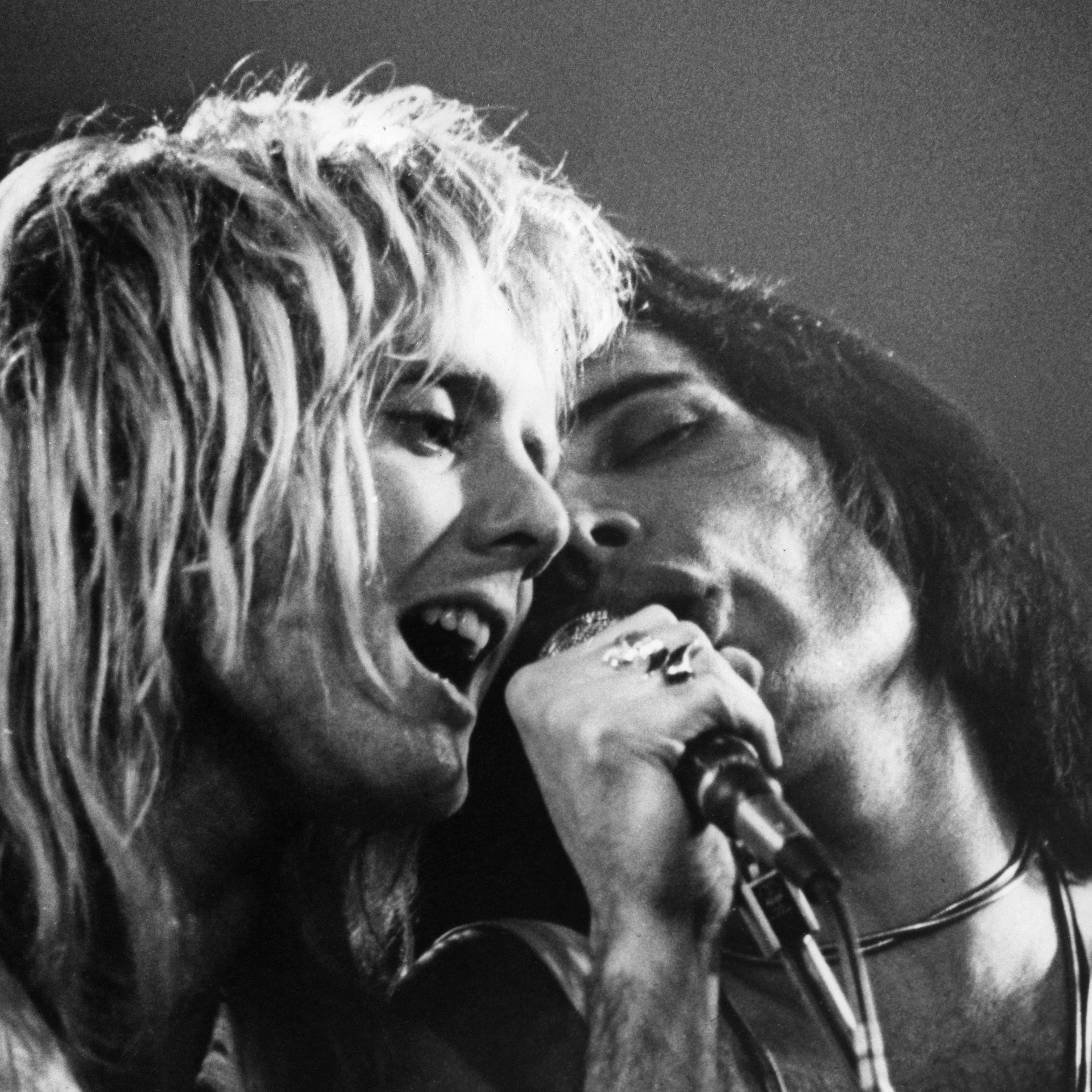 Drummer Roger Taylor and singer Freddie Mercury (1946 - 1991) of the British rock band Queen perform at the Playhouse in Edinburgh, Scotland, 1st September 1976.