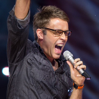 Deke Sharon performs on the Chinese edition of The Sing-Off in 2012.