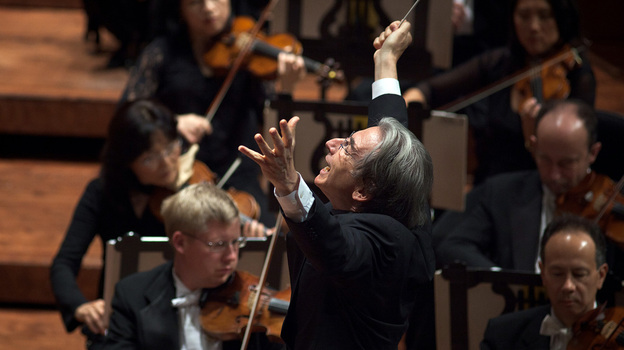 Michael Tilson Thomas conducts the San Francisco Symphony. (San Francisco Symphony)