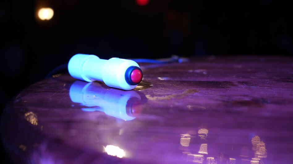 Contestants, pick up your buzzers... Contestants, pick up your buzzers...