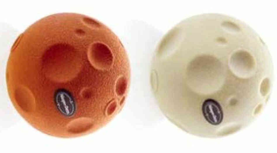 Haagen Dazs' orange Harvest Ice Moon and white Full Ice Moon cakes were made in collaboration with London design firm Doshi Levien for a Christmas 2012 competition. Haagen Dazs' orange Harvest Ice Moon and white Full Ice Moon cakes were made in collaboration with London design firm Doshi Levien for a Christmas 2012 competition.