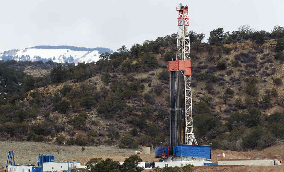 A rig drills a hydraulic fracturing well for natural gas outside Rifle, Colo., in March. A rig drills a hydraulic fracturing well for natural gas outside Rifle, Colo., in March.
