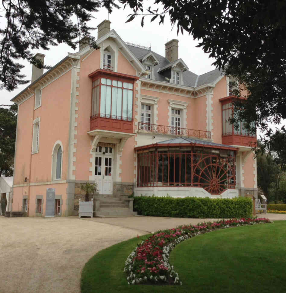 As a teenager, Dior helped his mother design the garden at their pink house, up a winding seaside road in Granville. As a teenager, Dior helped his mother design the garden at their pink house, up a winding seaside road in Granville.