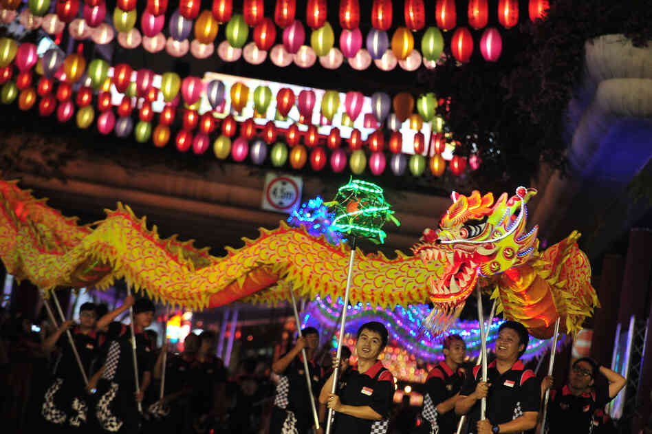 Performers participate in the "Kaleidoscope of Lanterns" light-up ceremony held at Singapore's Chinatown on Sept. 7. Performers participate in the "Kaleidoscope of Lanterns" light-up ceremony held at Singapore's Chinatown on Sept. 7.