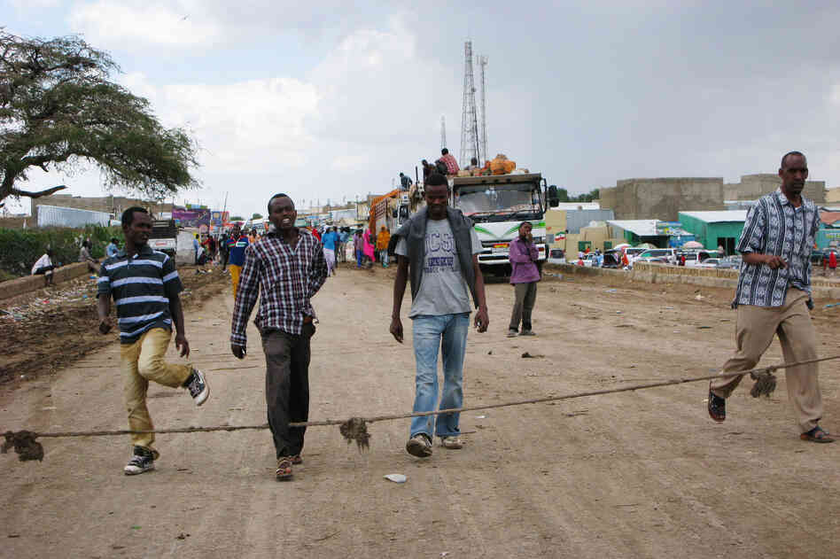 In the border town of Wajaale, Ethiopia, a frayed, knotted rope marks the international boundary with Somalia. The rope is ignored by just about everyone. In the border town of Wajaale, Ethiopia, a frayed, knotted rope marks the international boundary with Somalia. The rope is ignored by just about everyone.