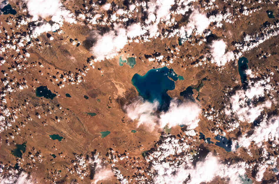 Sapphire-colored lakes in the harsh steppes of Xizang, Tibet.