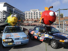 A car with a giant apple on top promotes a "yes" vote on Initiative 522 in Washington state, which would require genetically modified foods to be labeled as such. A car with a giant apple on top promotes a "yes" vote on Initiative 522 in Washington state, which would require genetically modified foods to be labeled as such.