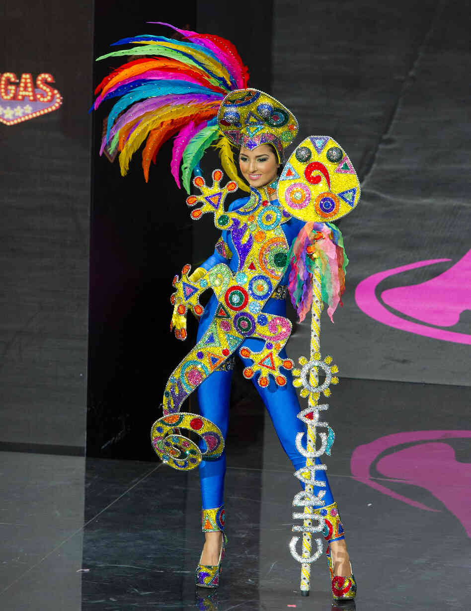 Eline de Pool, Miss Curacao 2013, clearly grew up reading the Dr. Seuss book There's A Lizard Crawling Up My Gizzard.