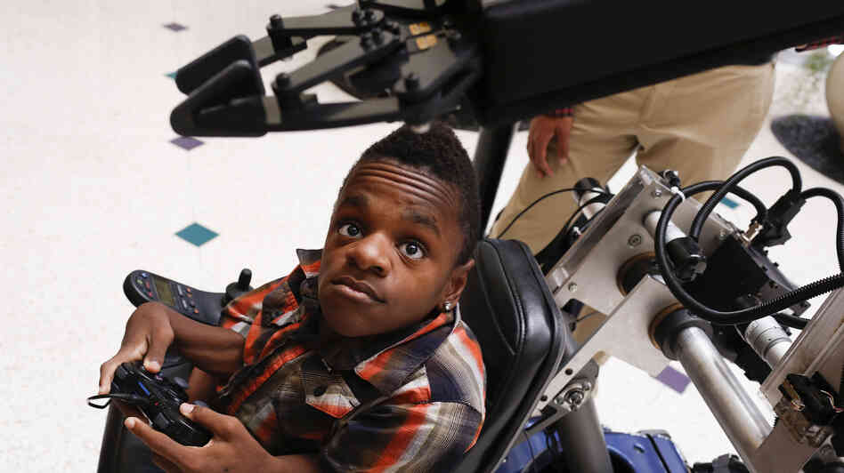 Dee Faught tests a robotic arm installed on his wheelchair in September. Commercially produced robotic arms can cost tens of thousands of dollars, but three Rice engineering students built one for Dee for about $800. Dee Faught tests a robotic arm installed on his wheelchair in September. Commercially produced robotic arms can cost tens of thousands of dollars, but three Rice engineering students built one for Dee for about $800.