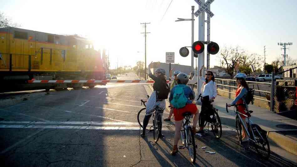 L.A. Bike Trains brings together groups of five to 10 cyclists who commute en masse. L.A. Bike Trains brings together groups of five to 10 cyclists who commute en masse.