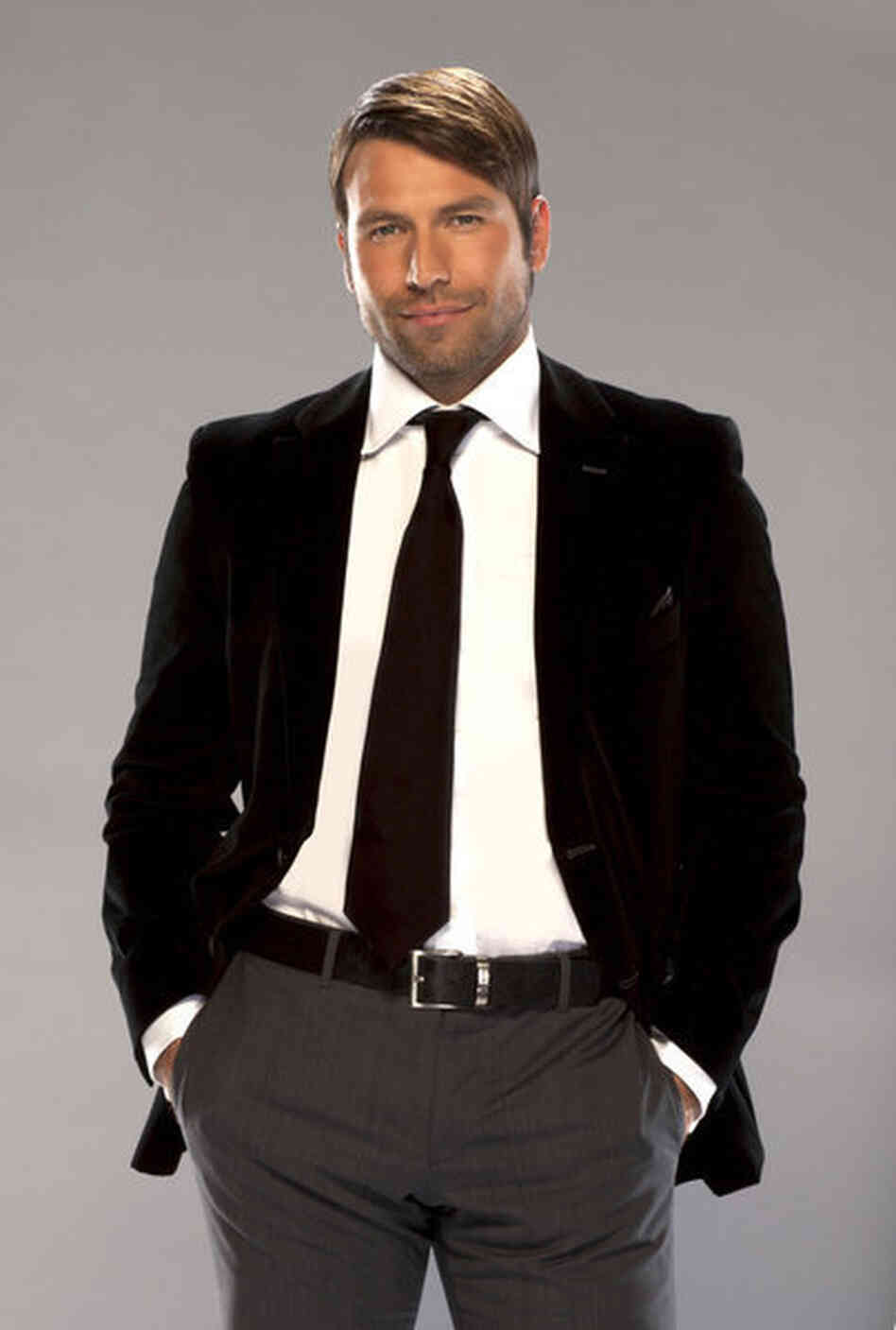 Rafael Amaya plays drug lord Aurelio Casillas on El Señor de los Cielos. Rafael Amaya plays drug lord Aurelio Casillas on El Señor de los Cielos.