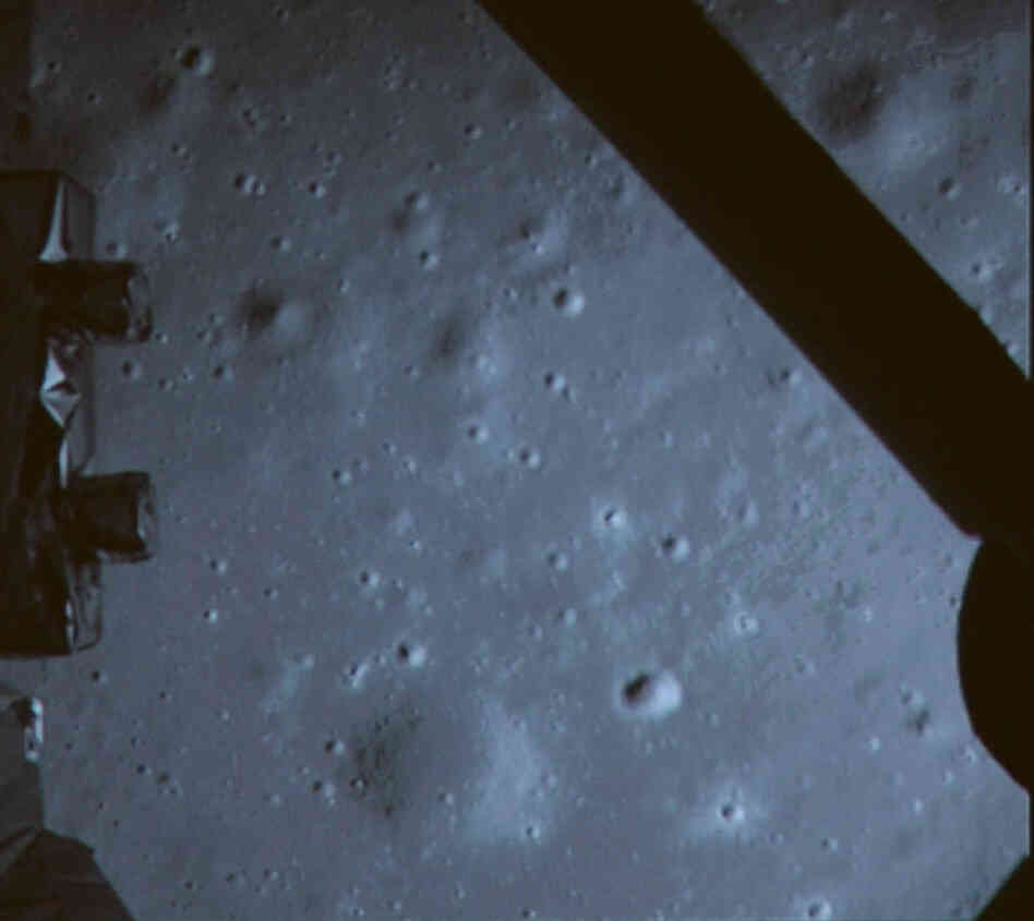A picture of the moon surface taken by the on-board camera of lunar probe Chang'e-3 on Saturday. A picture of the moon surface taken by the on-board camera of lunar probe Chang'e-3 on Saturday.