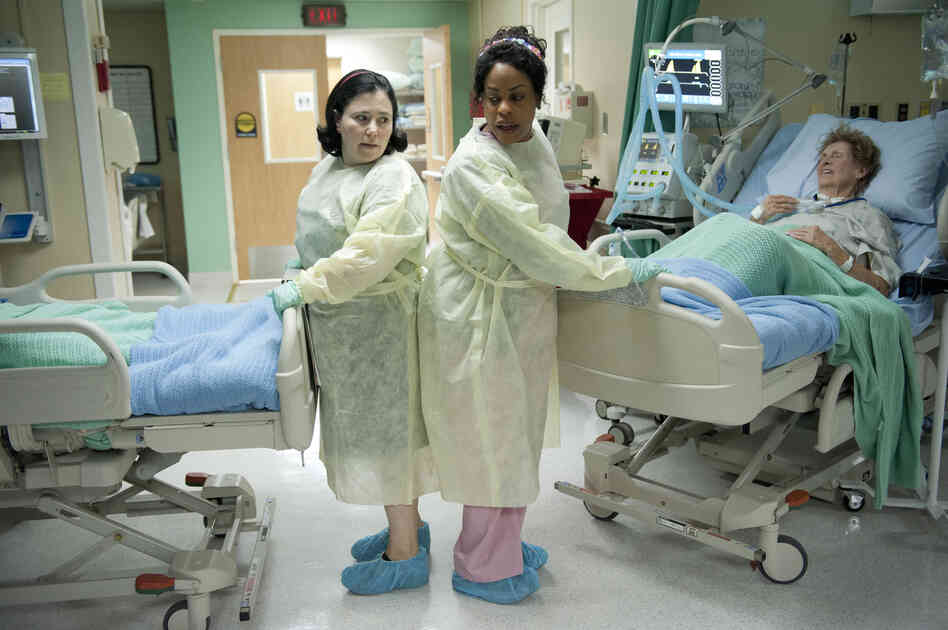 Alex Borstein (left) and Niecy Nash star as nurses in the HBO comedy series Getting On, which was modeled after the hit BBC series of the same name. Alex Borstein (left) and Niecy Nash star as nurses in the HBO comedy series Getting On, which was modeled after the hit BBC series of the same name.