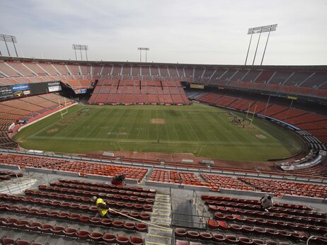 Candlestick Park in San Francisco is closing after more than 50 years of sports memories. The San Francisco 49ers are about to play their last NFL game at the stadium they have called home since 1971. Candlestick Park was also home to baseball's Giants from 1960 to 1999. Candlestick Park in San Francisco is closing after more than 50 years of sports memories. The San Francisco 49ers are about to play their last NFL game at the stadium they have called home since 1971. Candlestick Park was also home to baseball's Giants from 1960 to 1999.