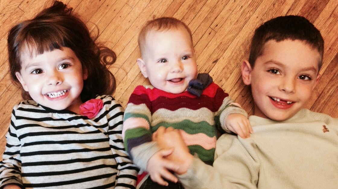 Vera Wojtesta (center) with her sister Nina (left) and brother Kiernan.